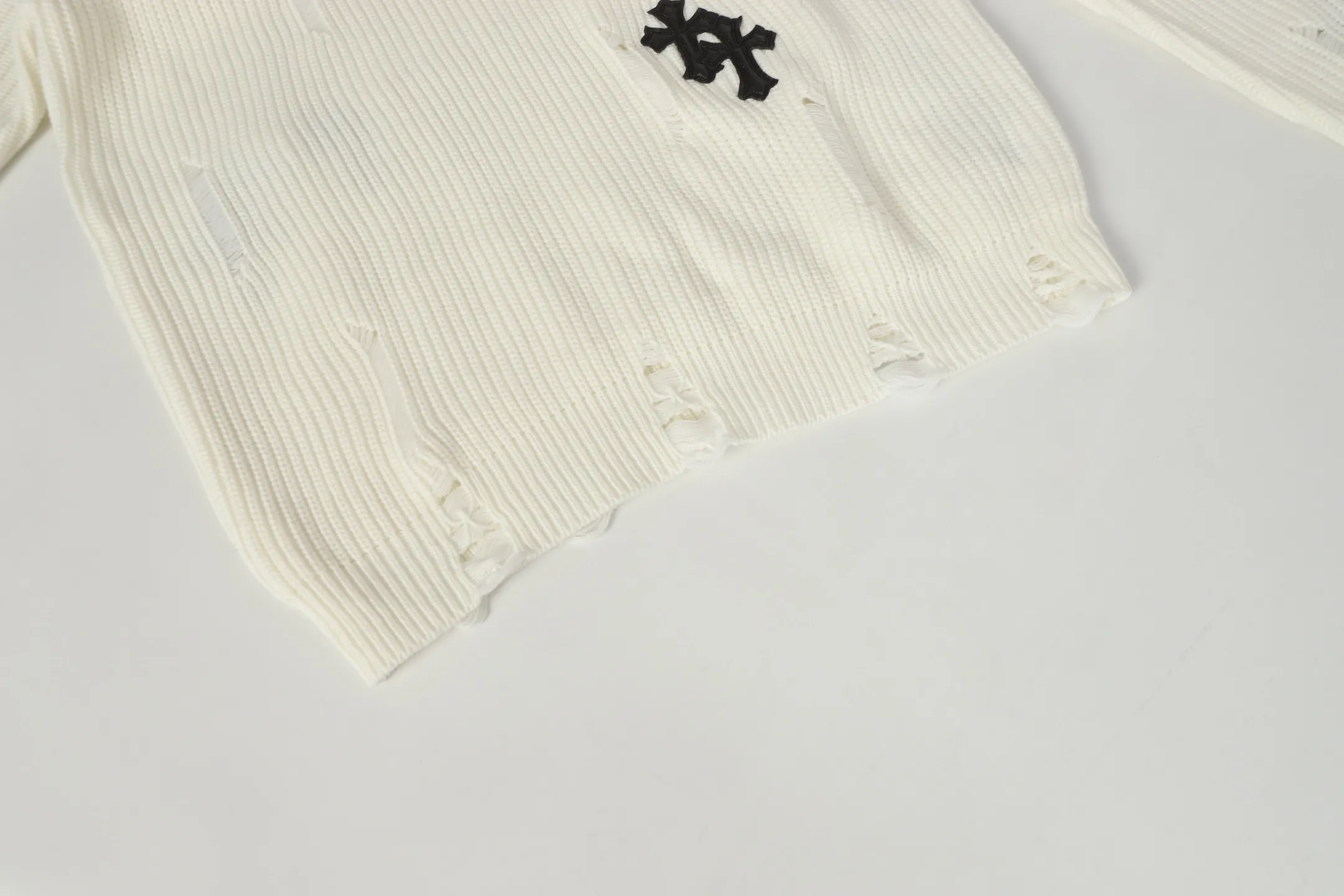 P270 #M902 Cross-border model, please do not place an order if you are pursuing quality - Chrome Hearts/Chrome Hearts cross leather✝️Frayed knitted sweater - High weight, high density and high quality. The wool is soft, delicate and skin-friendly. It feels soft and silky. It has excellent warmth and skin-friendly properties - Custom-woven and dyed with no color difference. No matter the fabric or workmanship details, it beats the ordinary version on the market - Hardware zipper accessories are all customized and full of details -Colour: off-white -Size: S M L XL